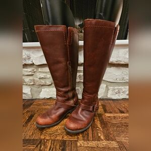 UGG Women's Leather Boots Sz 6